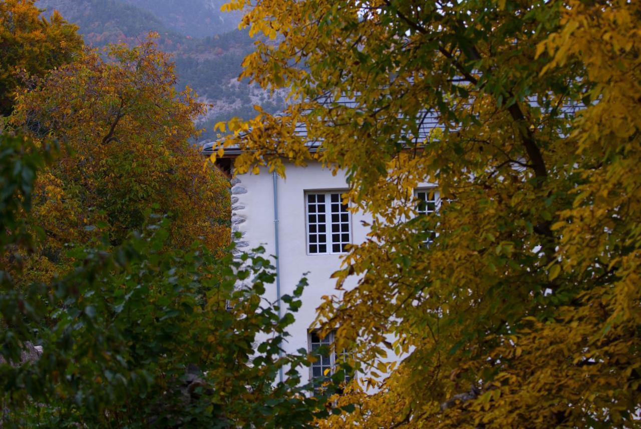 Bed and Breakfast Maison Cimarron Chateauroux-les-Alpes Exterior foto